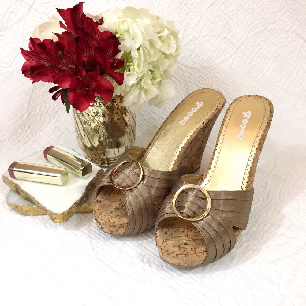 NIB Taupe/Gold Cork Wedges